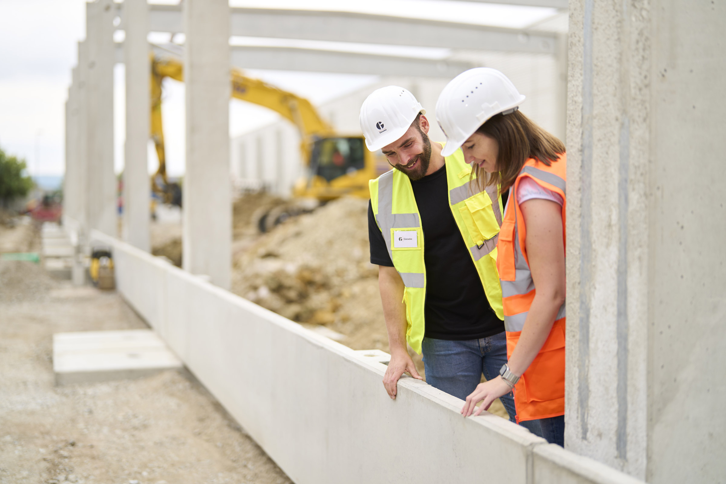 baustelle hochbau besprechung mit kundin