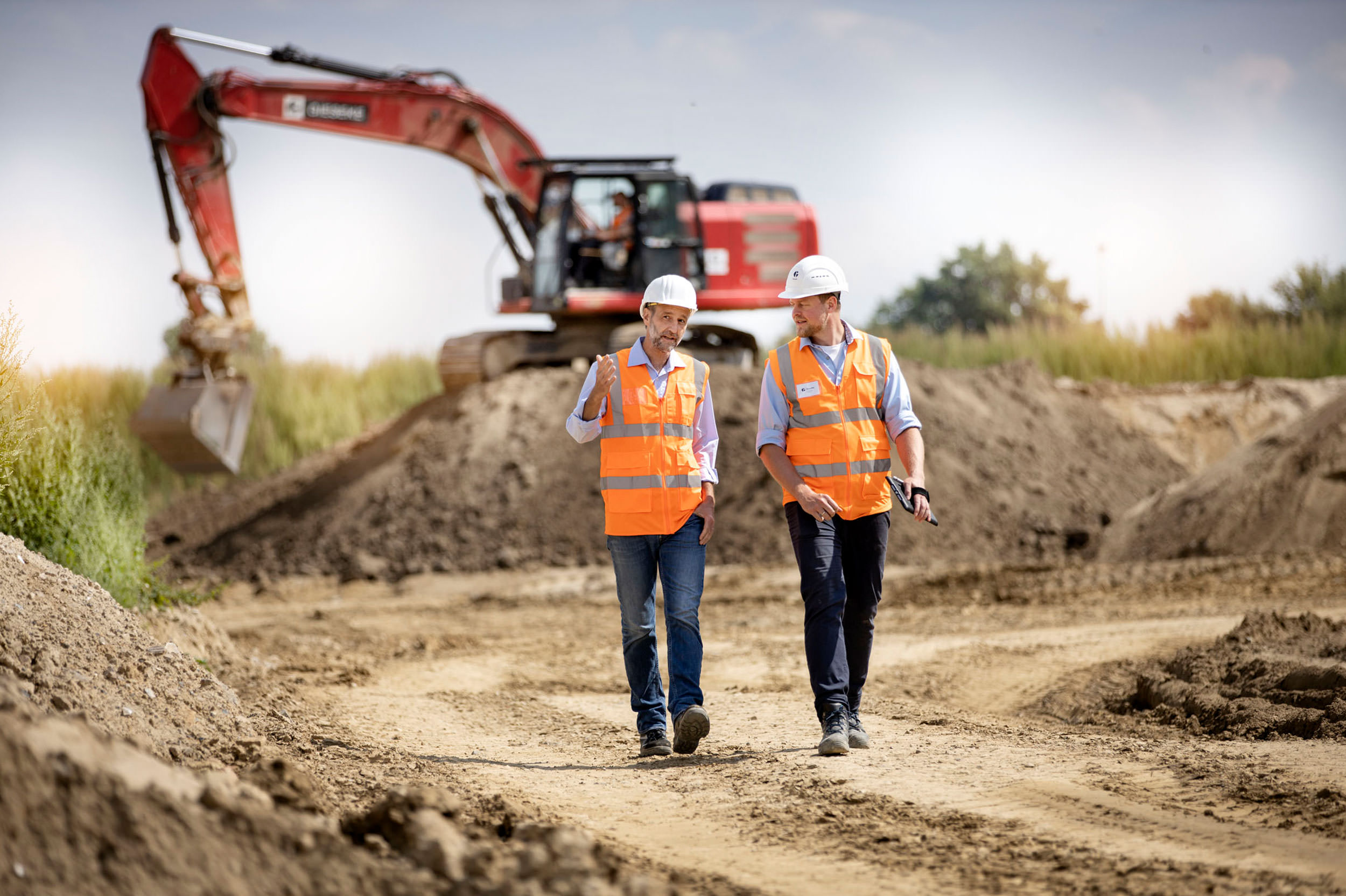 Kunde und Mitarbeiter auf Baustelle