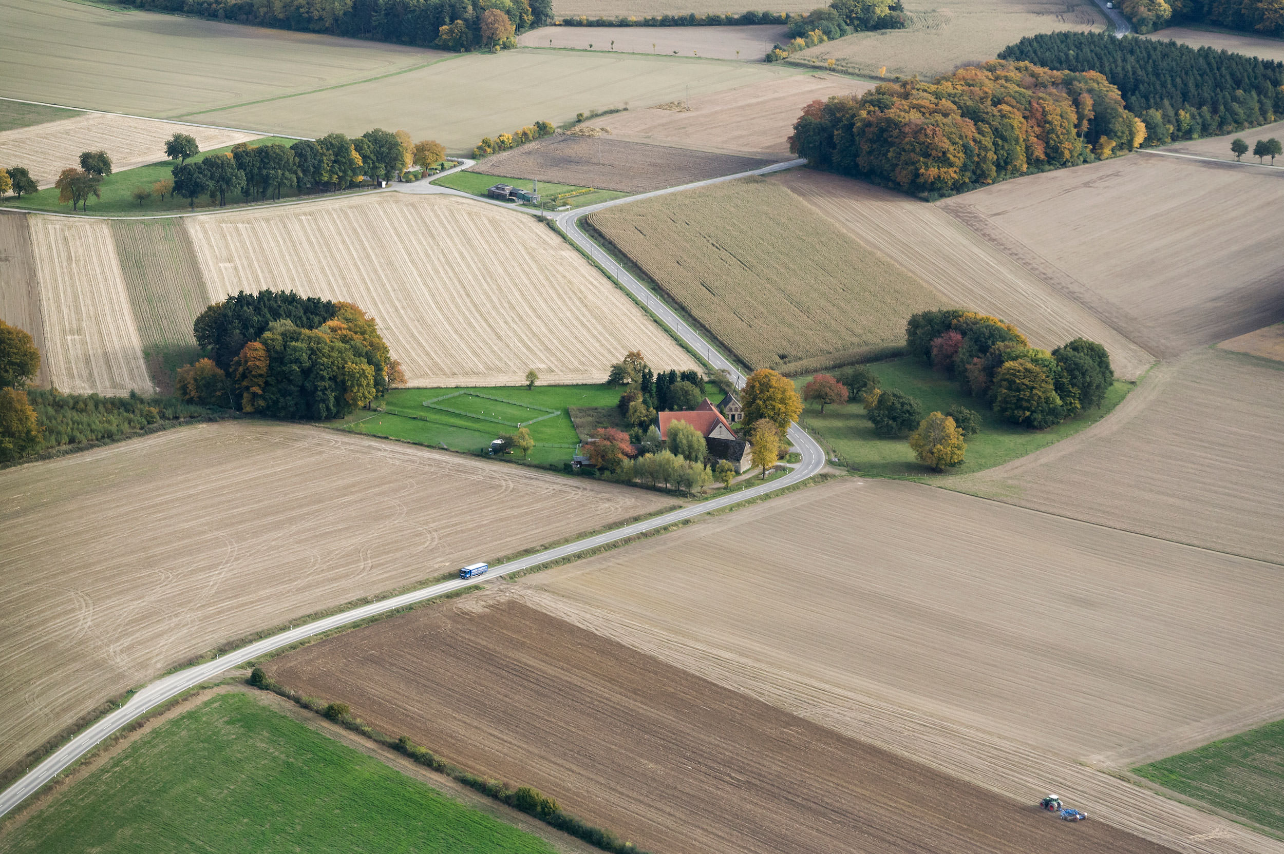 Felder und Landstraße