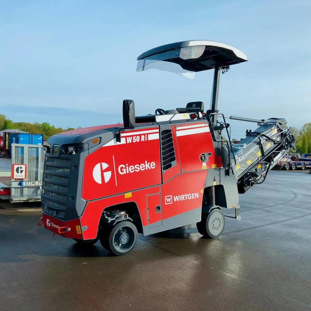Kompakte Fräsmaschine von Gieseke auf einem Betriebsgelände