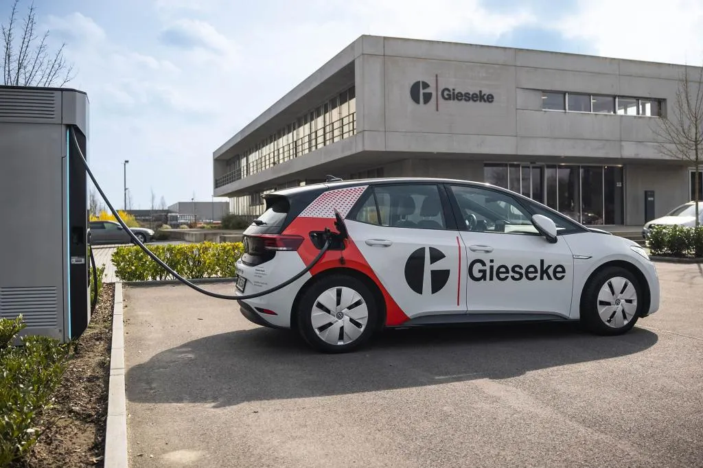 Ein E-Auto an der Ladestation