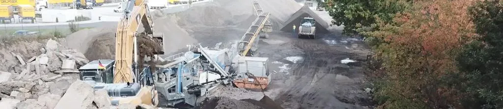 Baustoffaufbereitung mit Bagger und Brechanlage