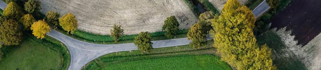 Straße zwischen Feldern