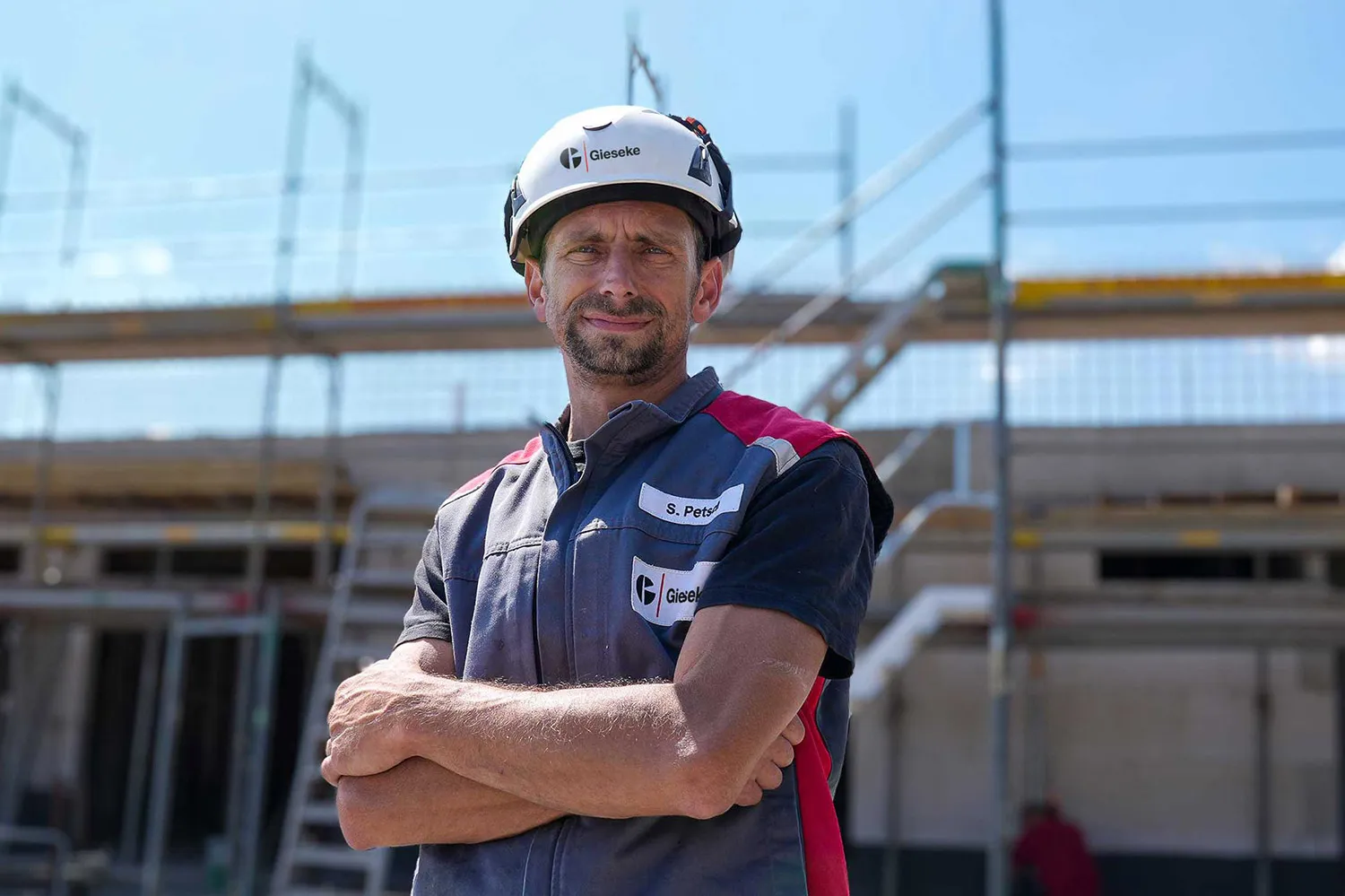 Maurer der Firma Gieseke vor der Baustelle Massivbau