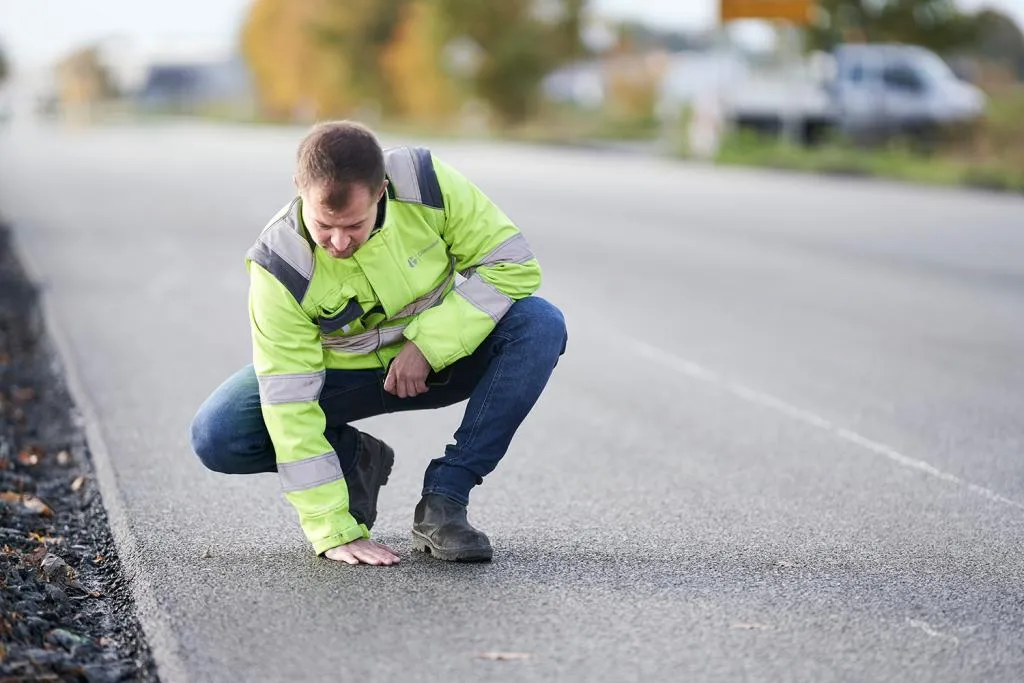 Mann fühlt Asphalt