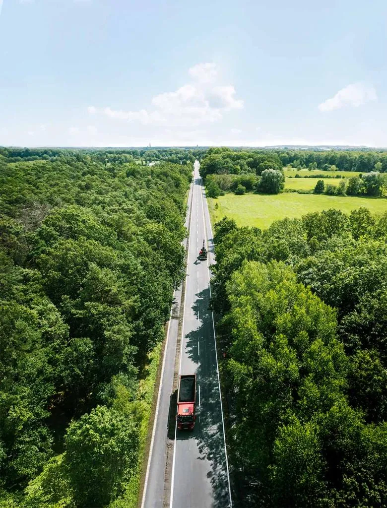 Straße in grüner Landschaft