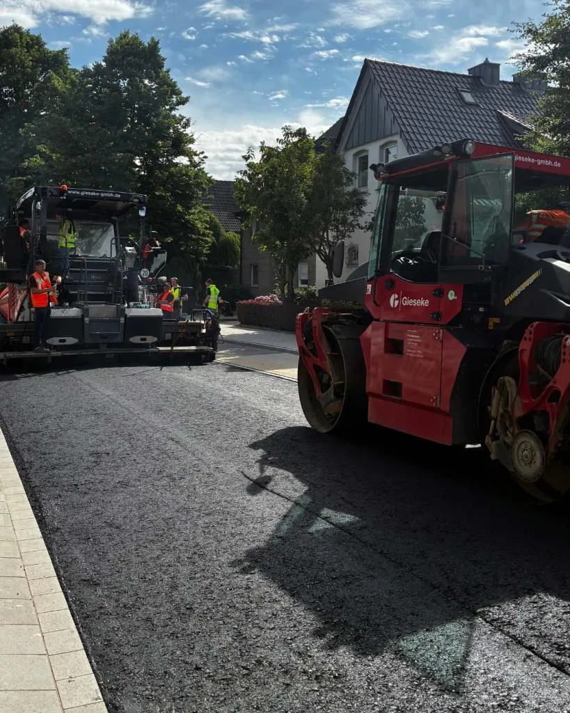 Asphaltwalzen bei der Arbeit