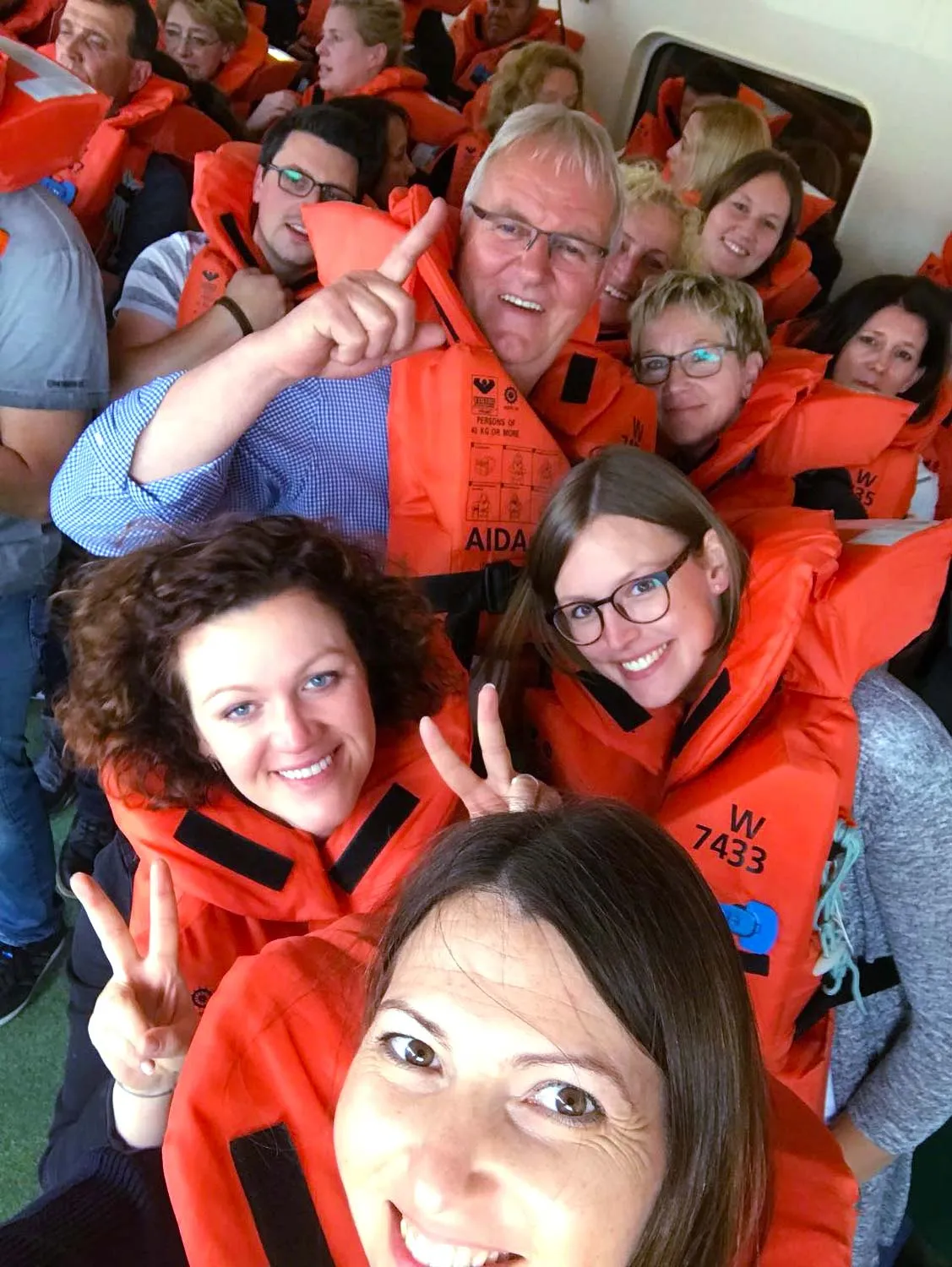 Gruppenfoto mit Rettungswesten auf einem Bootsausflug