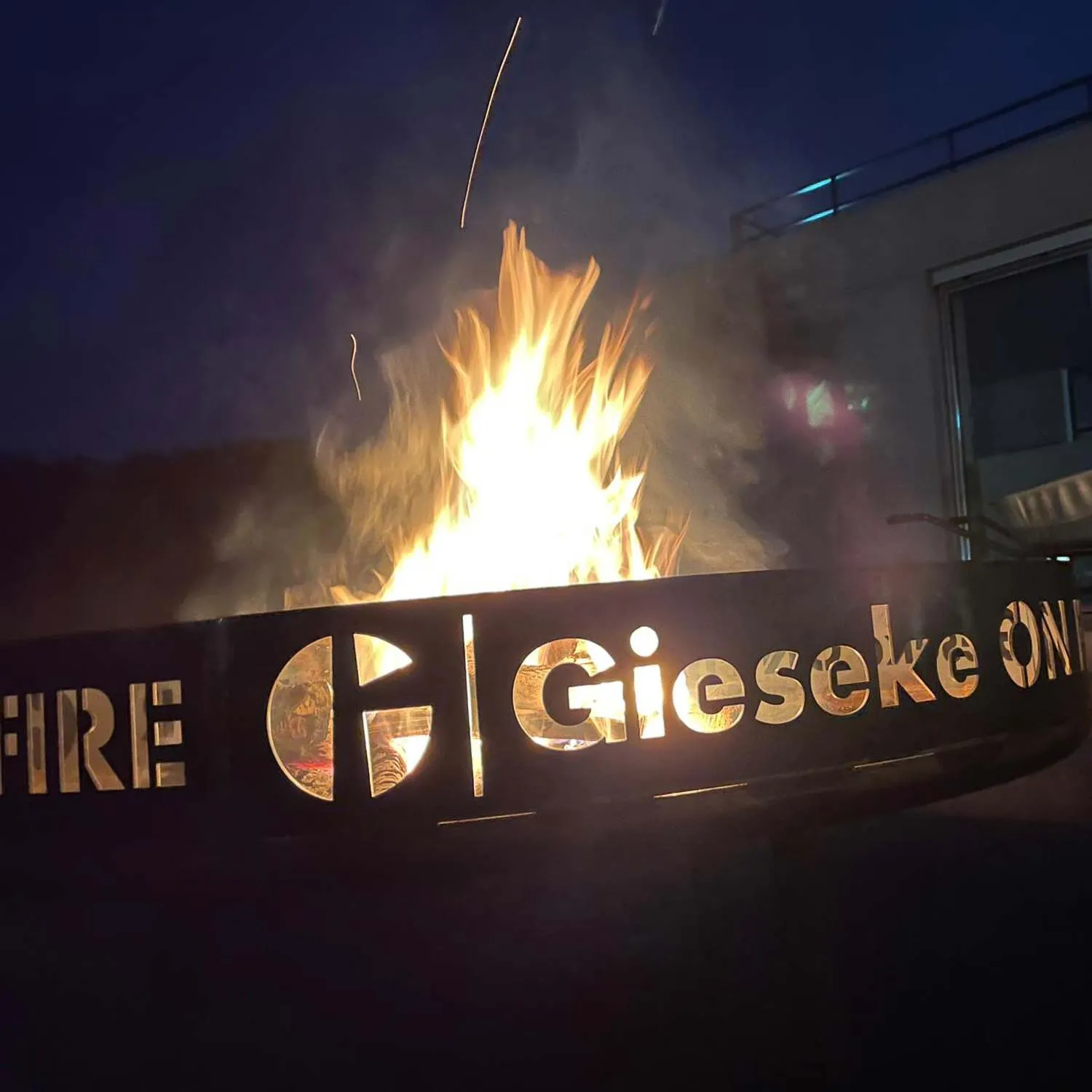Feuerschale mit Gieseke-Schriftzug bei einer Abendveranstaltung