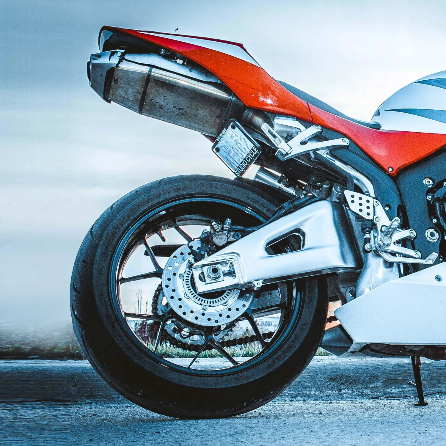 Motorrad auf einer nassen Straße
