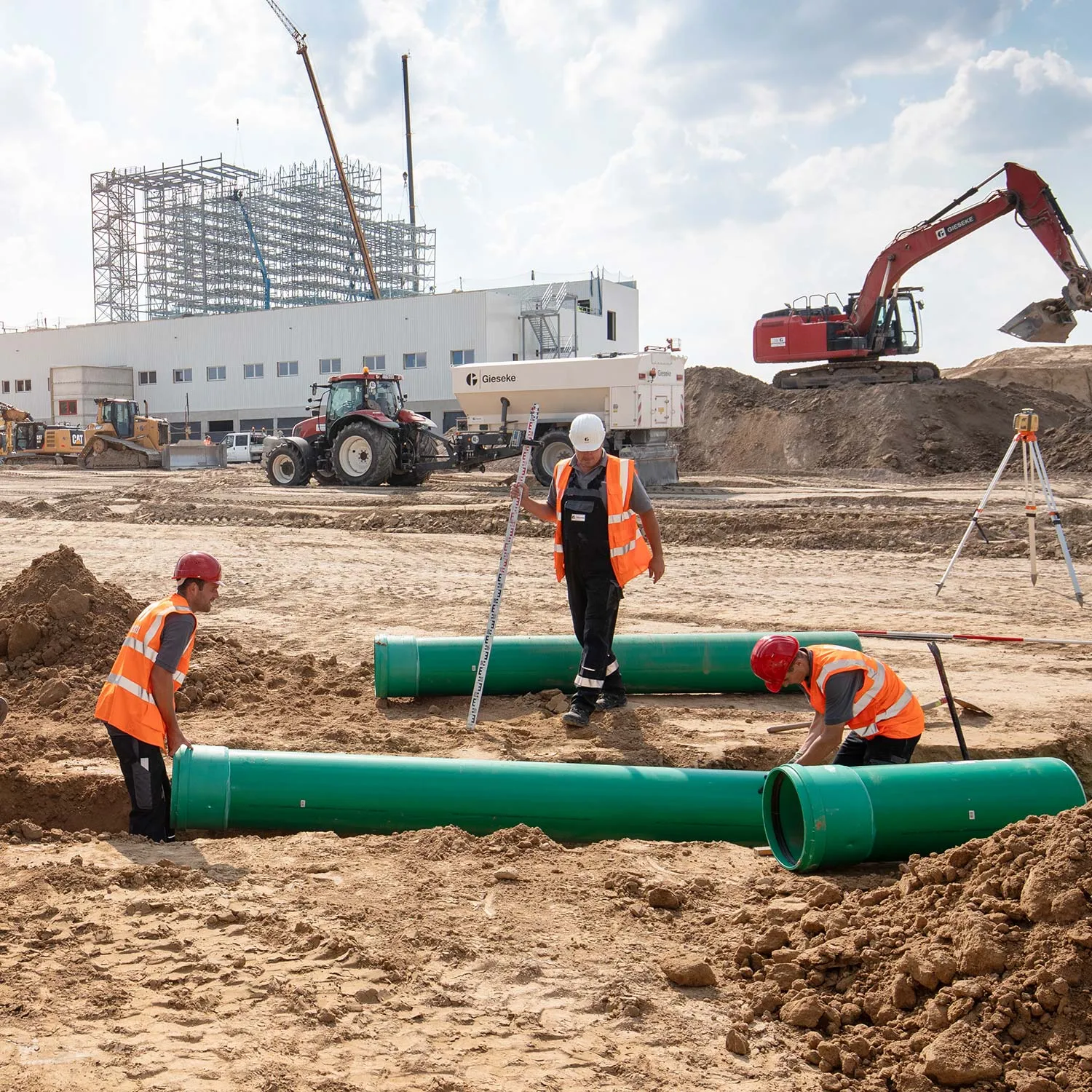 Kanalbauarbeiten mit grünen Rohrleitungen auf einer Baustelle