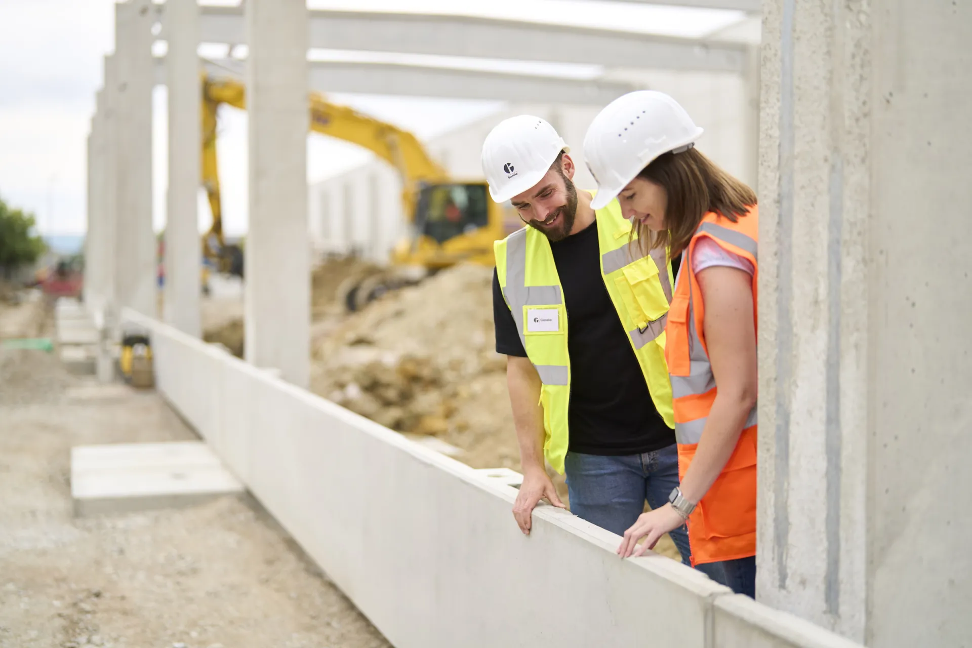 baustelle hochbau besprechung mit kundin