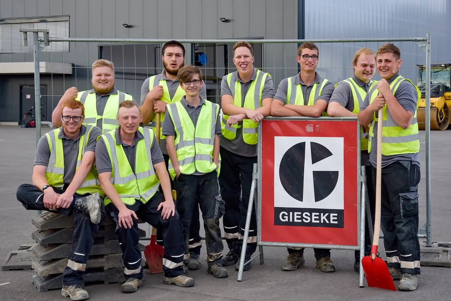 Team von Auszubildenden vor einem Gieseke-Schild