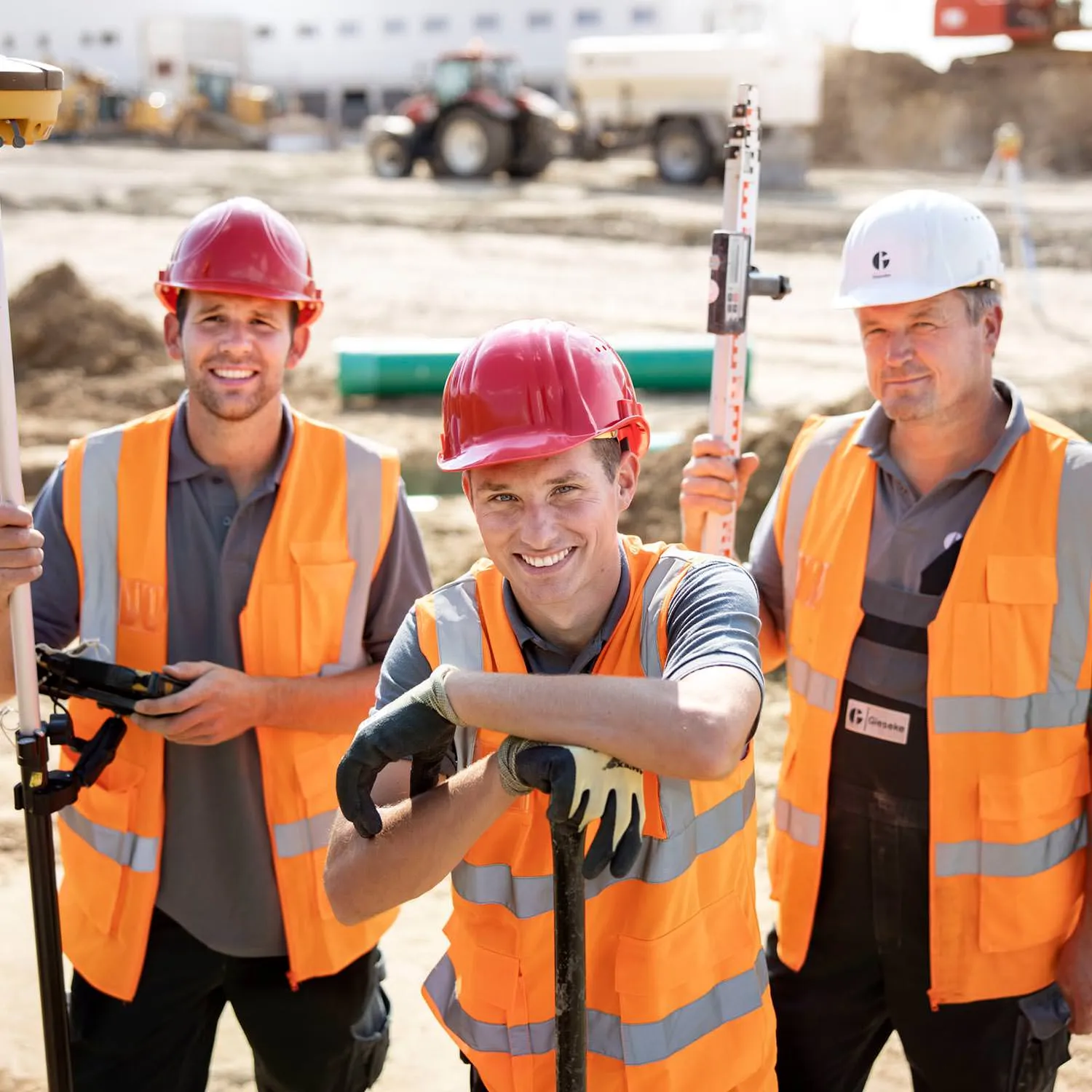 Kanalbau-Team mit Vermessungsgerät auf der Baustelle