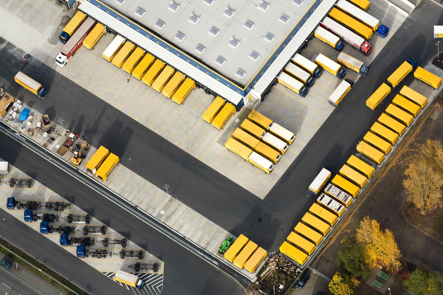 Senkrechte Luftaufnahme eines Logistikstandorts mit Verladezonen, Rangierflächen und Reihen abgestellter Wechselbrücken.