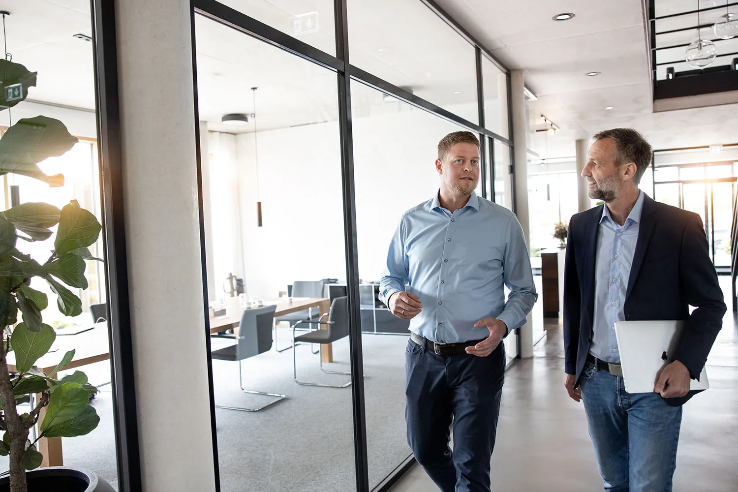 Kunde und Mitarbeiter  im Gespräch in einem modernen Büroflur