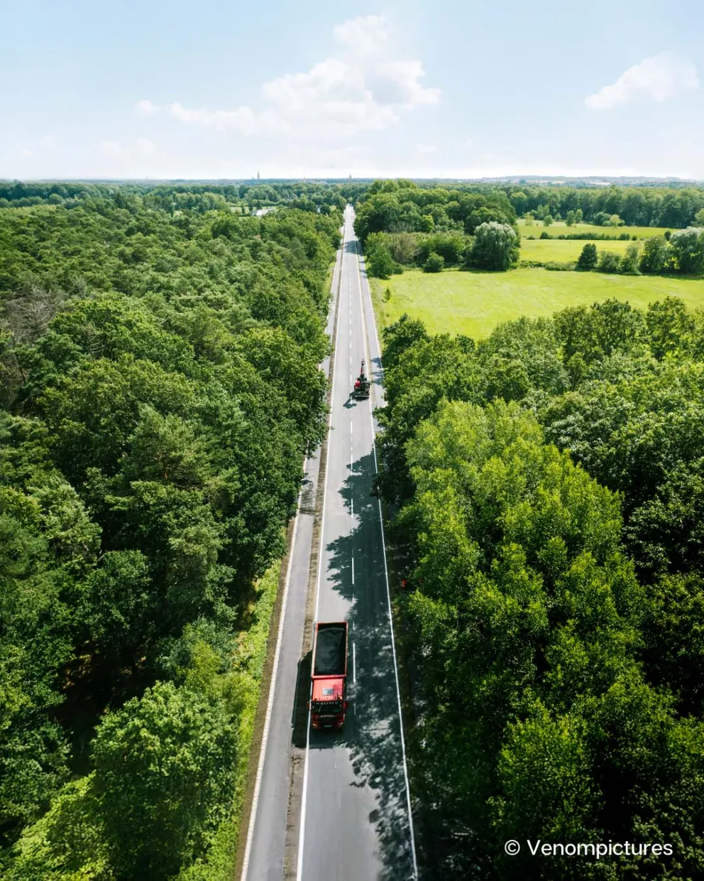 Straße in grüner Landschaft