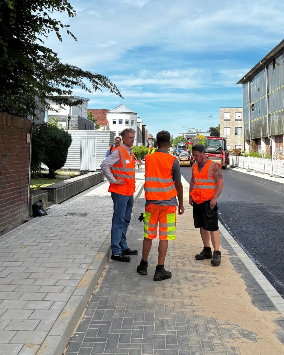 Teambesprechung auf der Baustelle