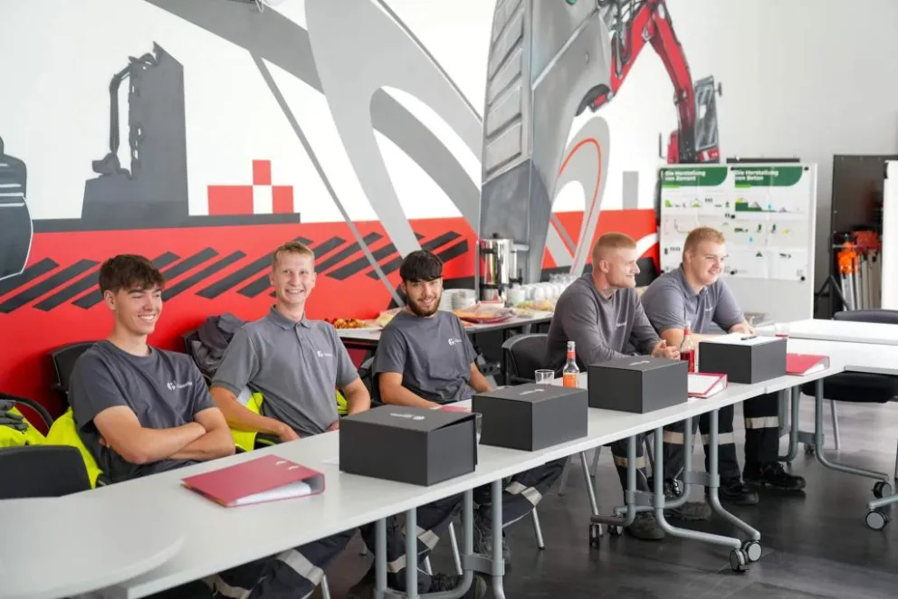 Azubis sitzen an Tisch
