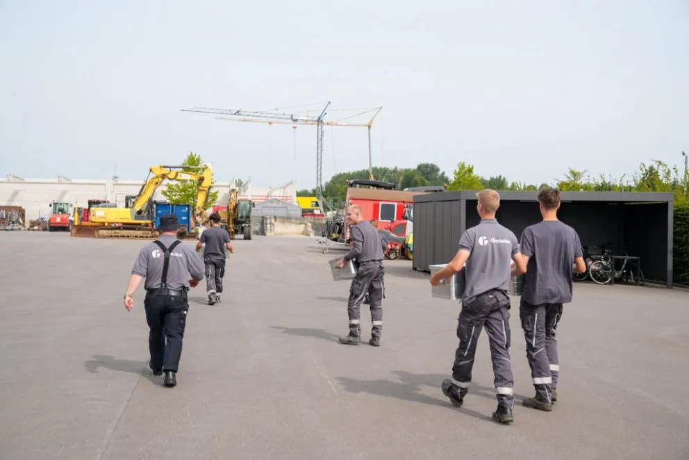 Azubis gehen zur Arbeit