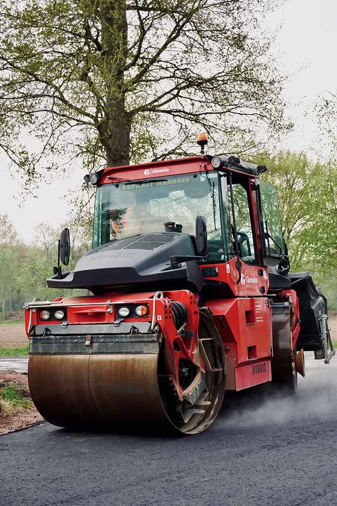 Asphalteinbau mit Walze Meppen