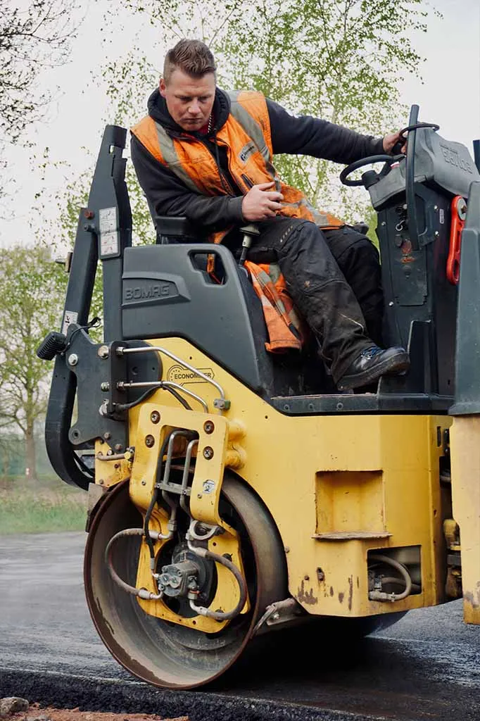 Mitarbeiter Gieseke beim Asphalteinbau