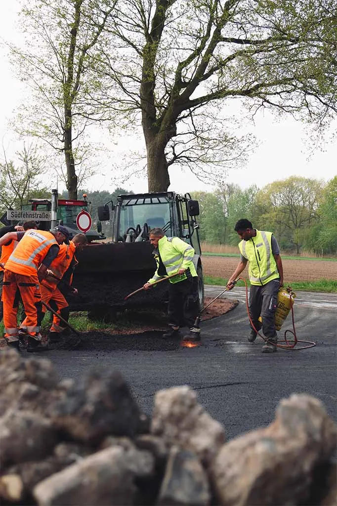 Mitarbeiter Gieseke beim Asphalteinbau