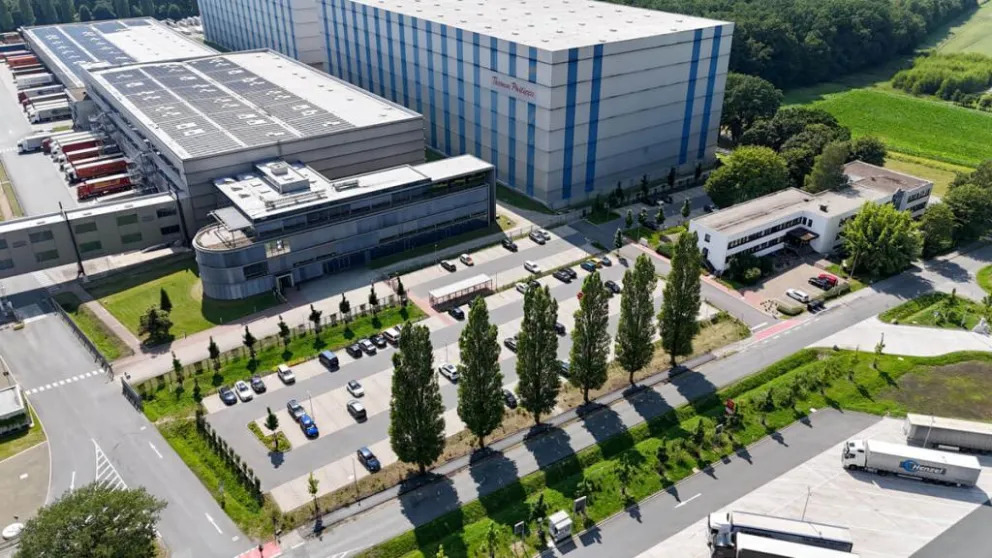 Luftaufnahme eines Logistikzentrum mit Parkplatz und Zufahrt in Melle