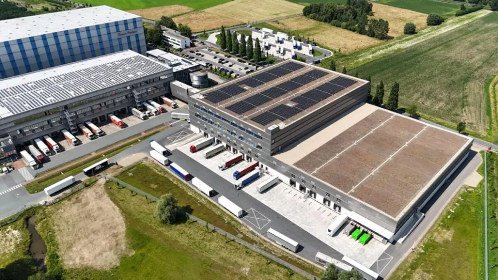 Luftaufnahme eines Logistikzentrum mit Hallen, Ladezonen und Freiflächen