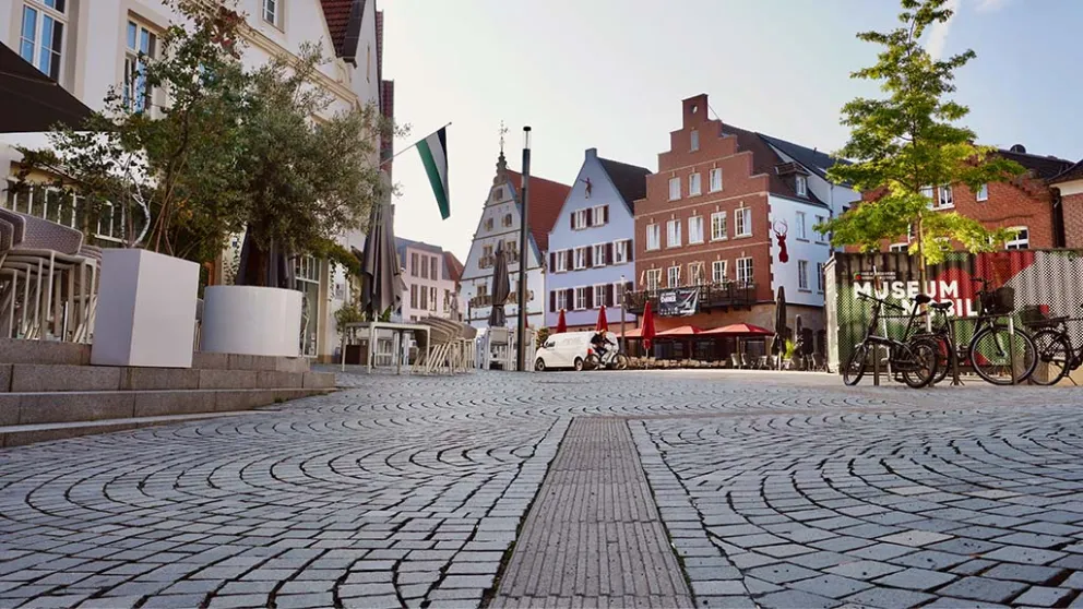Historischer Marktplatz mit gepflasterter Fläche und umliegenden Gebäuden