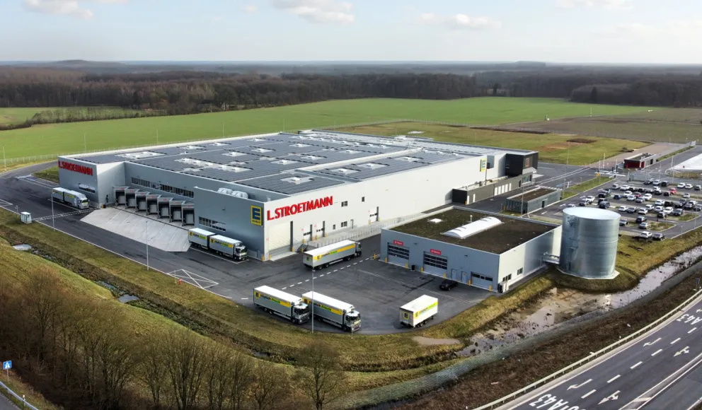 Luftaufnahme eines Logistikzentrums mit Logistikhalle und Verkehrsflächen