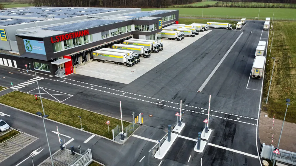 Luftaufnahme eines Logistikzentrums mit Laderampen und Zufahrtsbereich