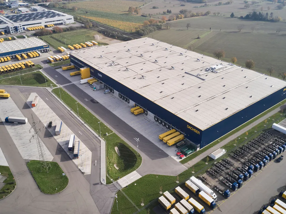Luftaufnahme eines Dachser-Logistikzentrums mit Hallengebäude, Zufahrten und Verladeflächen.