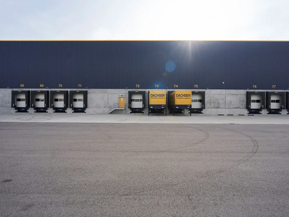 Hallenfront eines Dachser-Logistikzentrums mit mehreren Verladetoren.