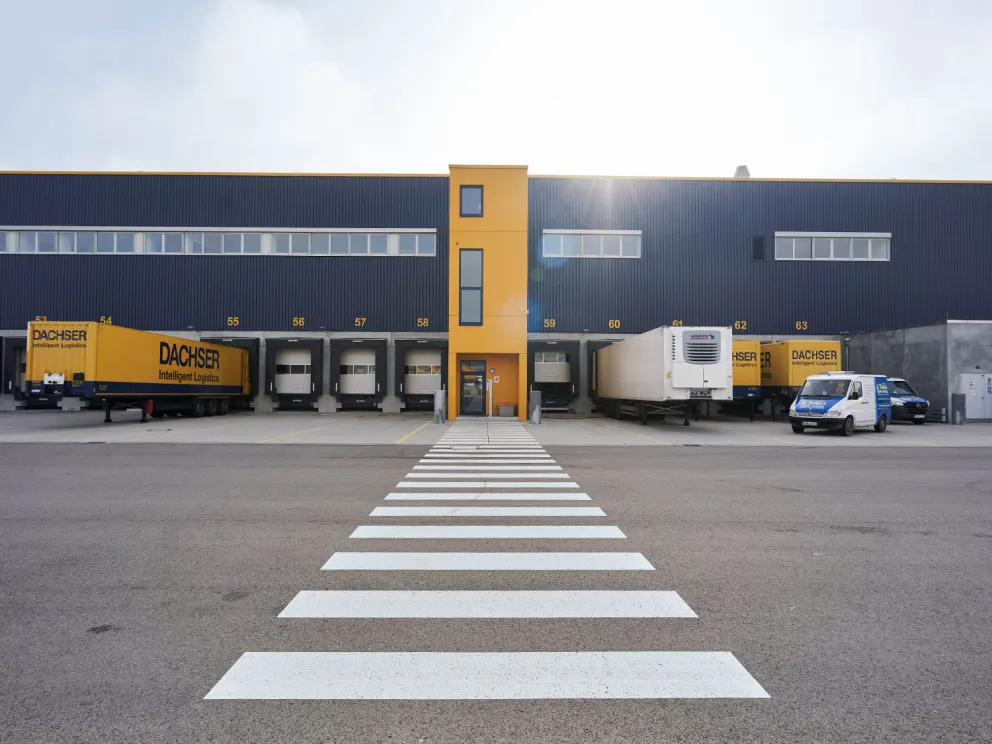 Zebrastreifen vor dem Verladebereich eines Dachser-Logistikzentrums.